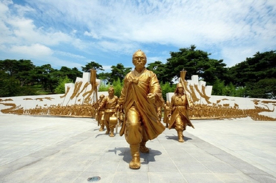 전라북도 정읍시 황토현 전적지에 만들어진 '불멸, 바람길' 조형물. [정읍시청 홈페이지]